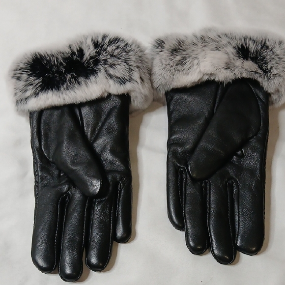 CHANEL Black Quilted Gloves with Faux Fur and Pearl - Picture 3 of 4